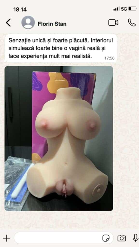 Bambola sessuale in silicone con dettagli realistici e forma naturale.