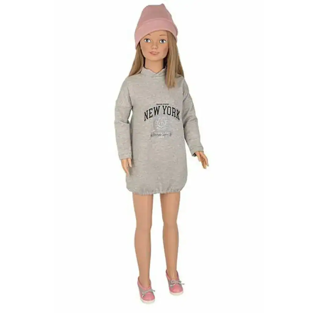 Bambola con cappello rosa, felpa grigia e scarpe rosa.