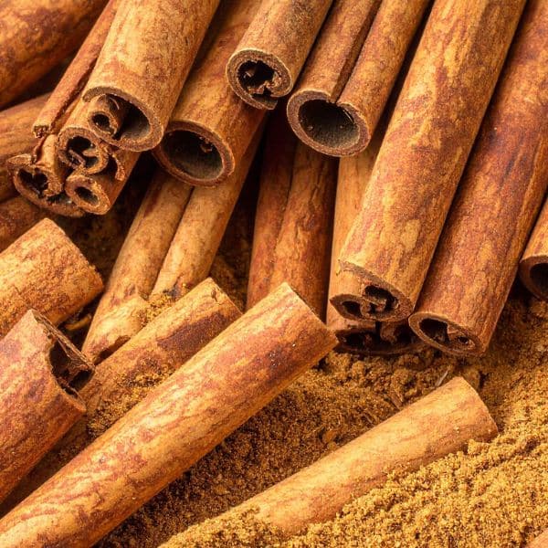 Cannella in stecche e polvere, spezie aromatiche naturali.